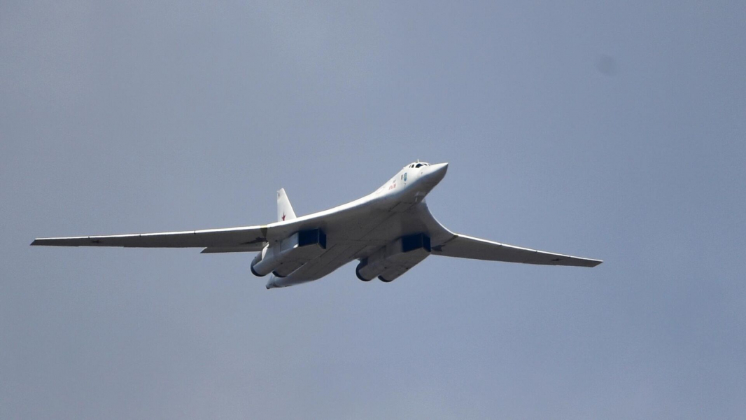 Два ракетоносца Ту-160 пролетели над Восточно-Сибирским морем на учениях "Океан" Два ракетоносца Ту-160 пролетели над Восточно-Сибирским морем на учениях "Океан"