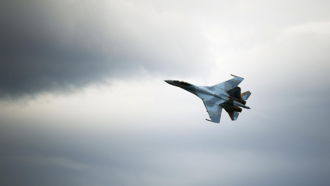 Минобороны: два Су-35с перехватили условного противника над Японским морем Минобороны: два Су-35с перехватили условного противника над Японским морем